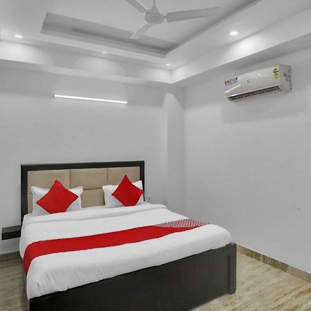 Oyo 82100 Golden Residency Нойда Екстер'єр фото