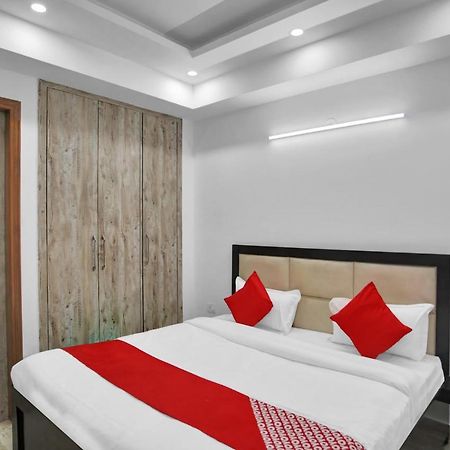 Oyo 82100 Golden Residency Нойда Екстер'єр фото