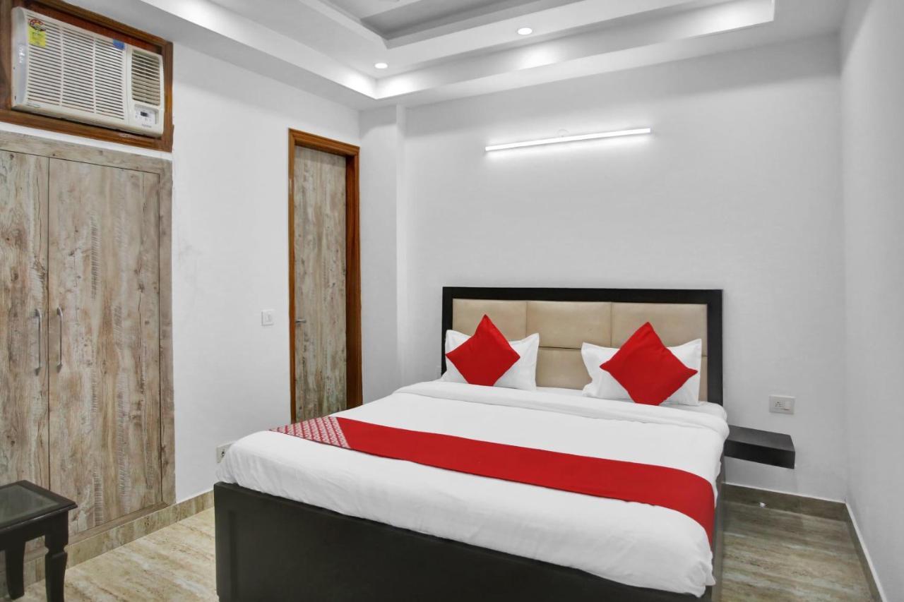 Oyo 82100 Golden Residency Нойда Екстер'єр фото