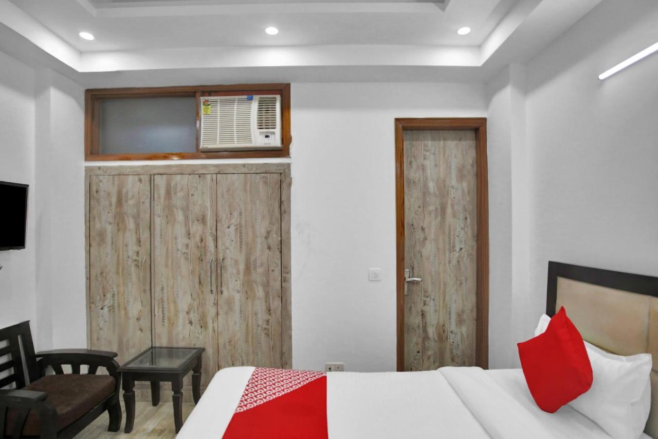 Oyo 82100 Golden Residency Нойда Екстер'єр фото
