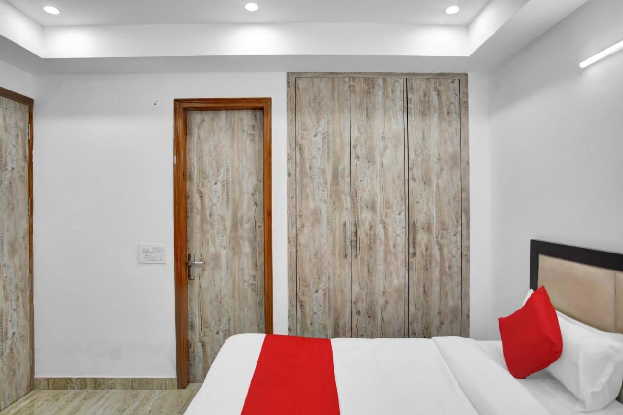 Oyo 82100 Golden Residency Нойда Екстер'єр фото