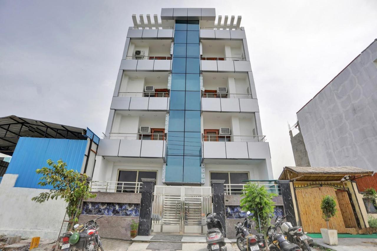 Oyo 82100 Golden Residency Нойда Екстер'єр фото