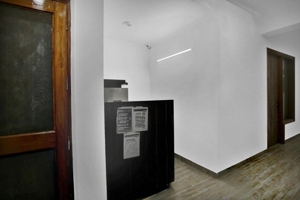 Oyo 82100 Golden Residency Нойда Екстер'єр фото