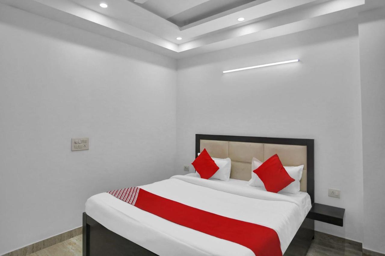 Oyo 82100 Golden Residency Нойда Екстер'єр фото
