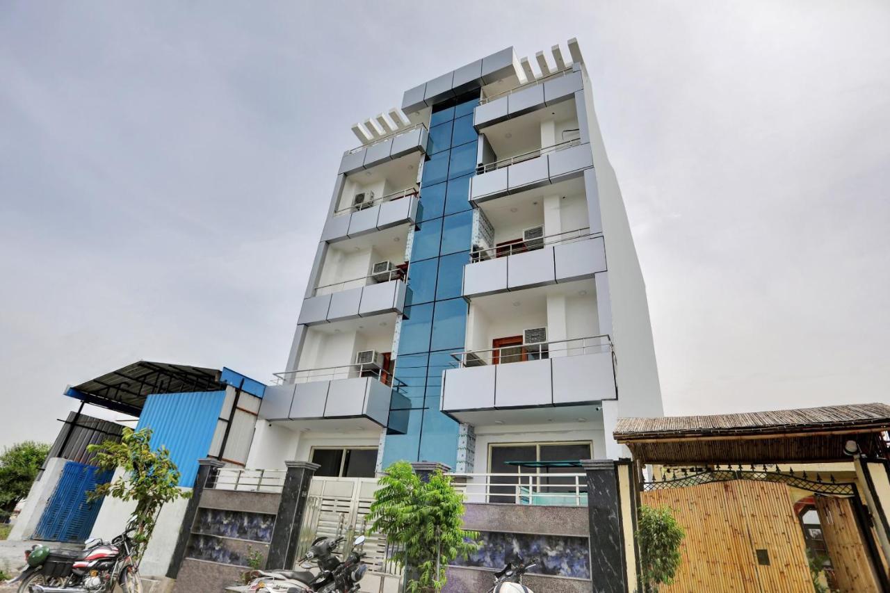 Oyo 82100 Golden Residency Нойда Екстер'єр фото