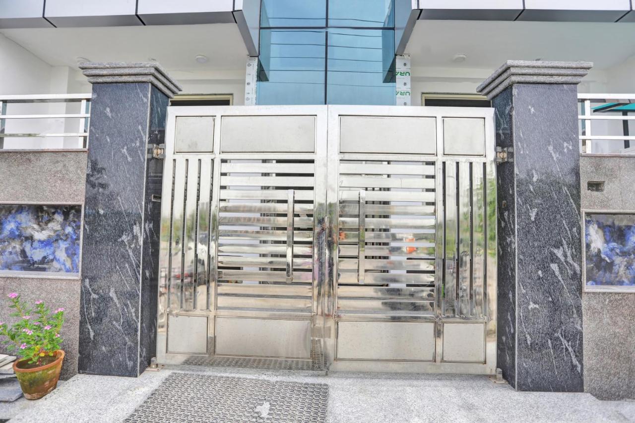 Oyo 82100 Golden Residency Нойда Екстер'єр фото