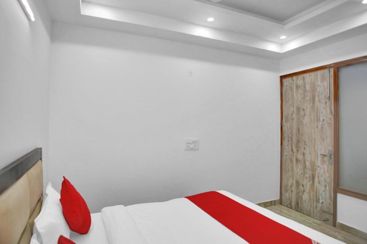 Oyo 82100 Golden Residency Нойда Екстер'єр фото