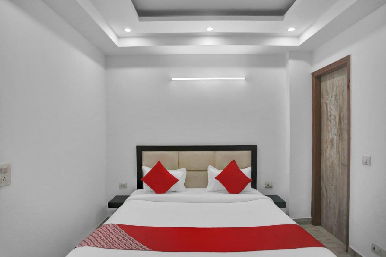 Oyo 82100 Golden Residency Нойда Екстер'єр фото