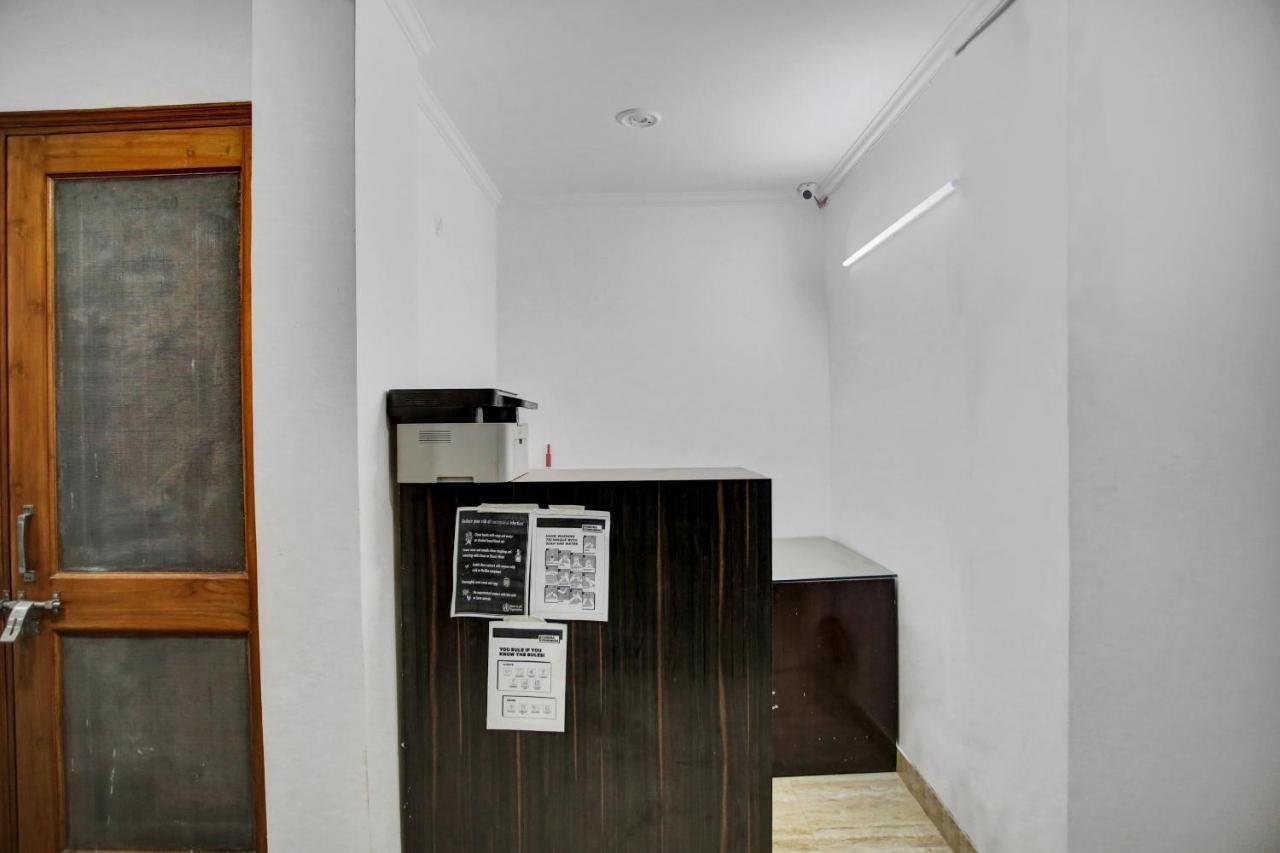 Oyo 82100 Golden Residency Нойда Екстер'єр фото
