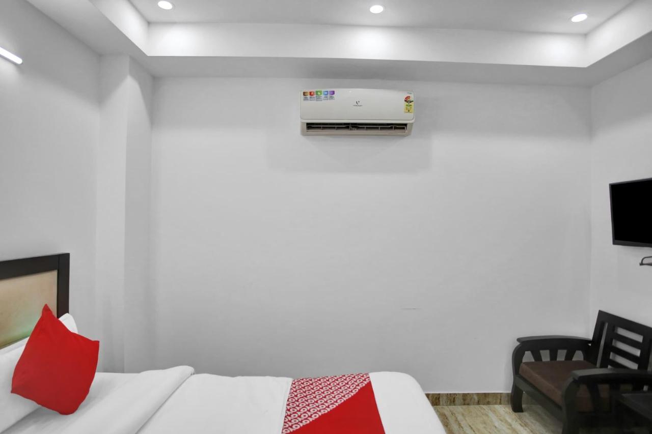 Oyo 82100 Golden Residency Нойда Екстер'єр фото
