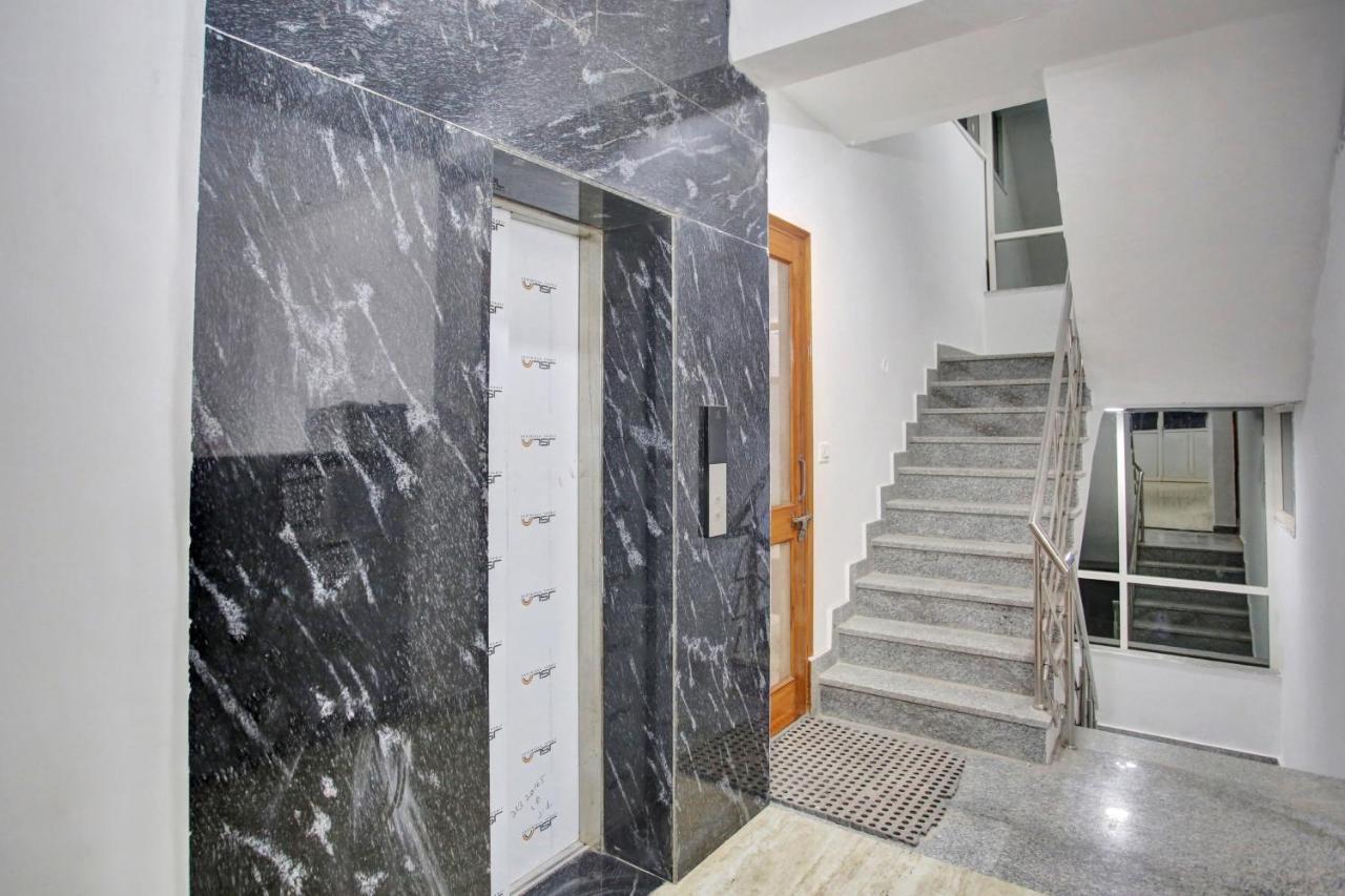 Oyo 82100 Golden Residency Нойда Екстер'єр фото
