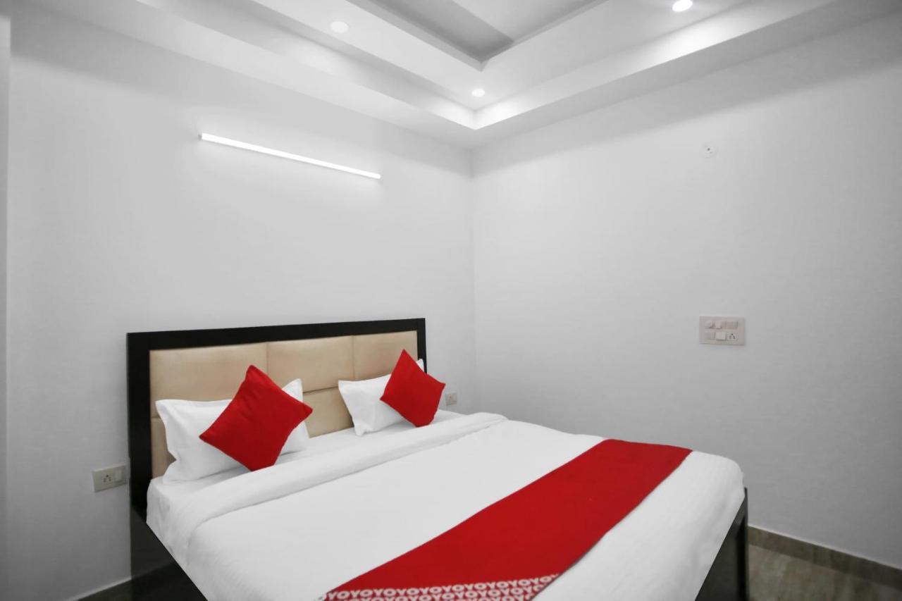 Oyo 82100 Golden Residency Нойда Екстер'єр фото