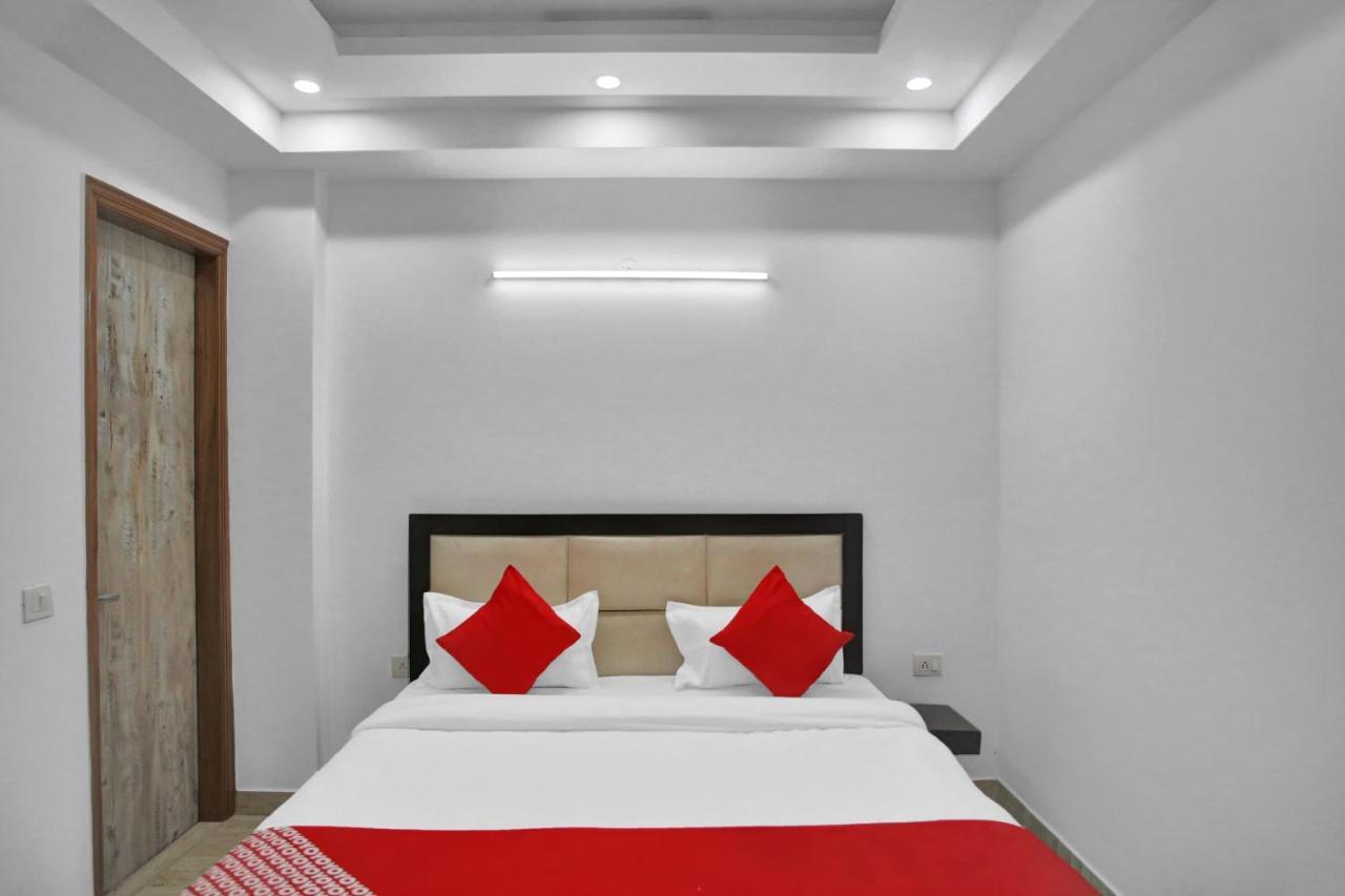 Oyo 82100 Golden Residency Нойда Екстер'єр фото