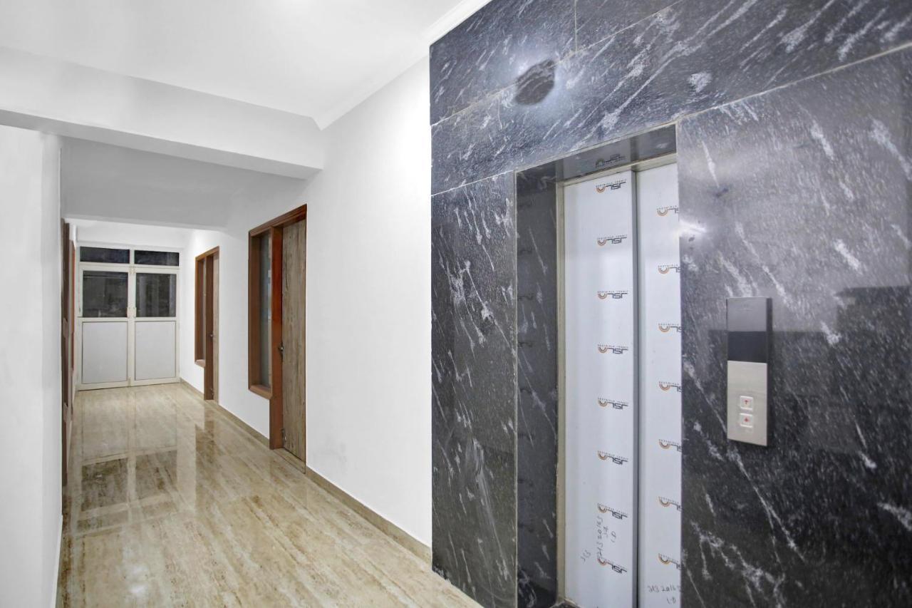 Oyo 82100 Golden Residency Нойда Екстер'єр фото