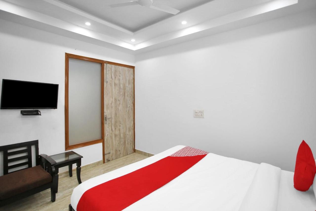 Oyo 82100 Golden Residency Нойда Екстер'єр фото