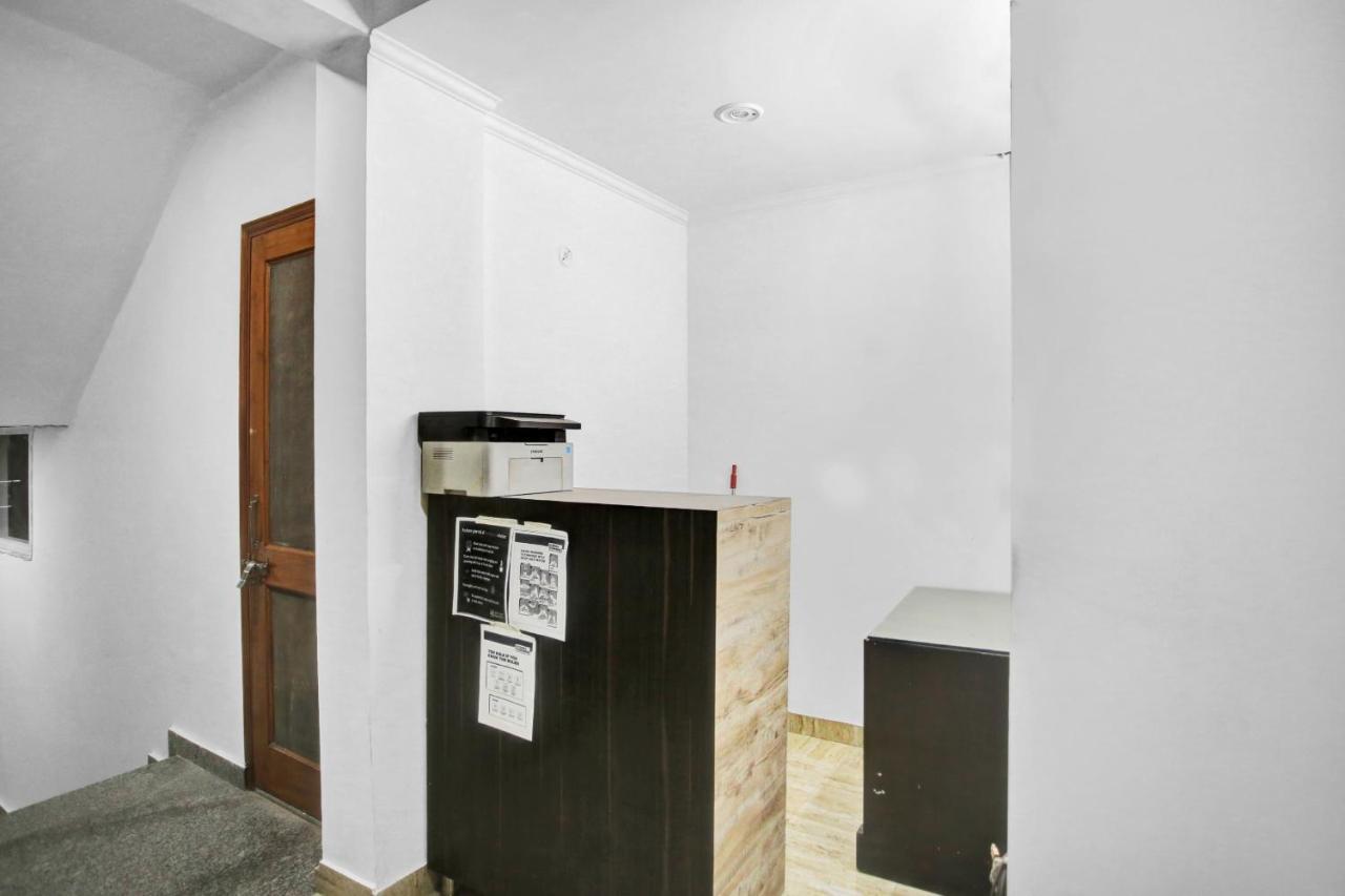 Oyo 82100 Golden Residency Нойда Екстер'єр фото